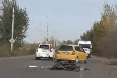ДТП с мотоциклистом произошло в районе Кадалы — мотоциклист лежит на земле