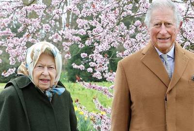 Елизавета II с принцем Чарльзом и учениками начальной школы в Балморале посадила дерево. ФОТО