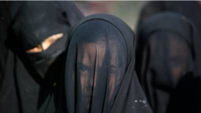 Инстинкт самозащиты: женщины Кабула меняют гардероб на черные хиджабы