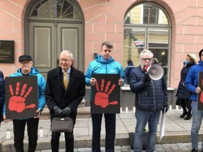 Рейнсалу, Лотман и эстонские правые провели в Таллине пикет против «злой России»