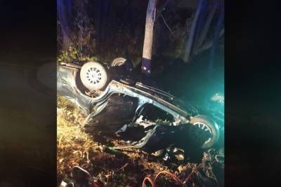В Башкирии иномарка вылетела с дороги, водитель застрял в разбитом авто