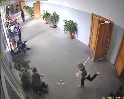 Видео: в Новосибирске 8-летнему школьнику сломали спину на виду у учителей