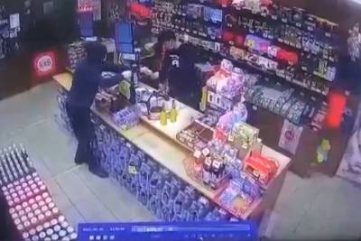 В Тверской области вооруженный мужчина совершил налет на магазин