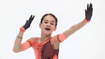 С тремя четверными прыжками и тройным акселем: как Акатьева одержала вторую победу на этапе юниорского Гран-при