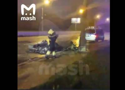 В Москве на камеру попало ДТП, в котором сгорел спорткар Audi R8 с водителем