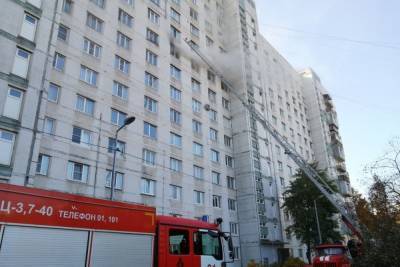 Петербуржец пострадал после пожара в трехкомнатной квартире на Сиреневом бульваре