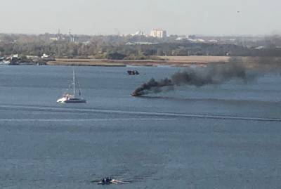 В Финском заливе в Петербурге загорелся катер