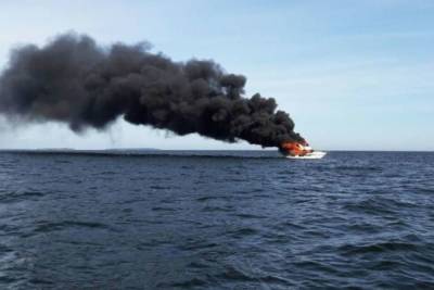 Двух пассажиров спасли с вспыхнувшего катера в Финском заливе