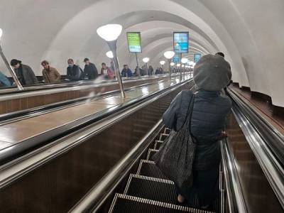 В петербургской подземке пассажир упал на пути — из-за ЧП перебои на «красной» ветке