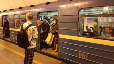 Упавший пассажир спровоцировал коллапс на красной ветке метро в Петербурге
