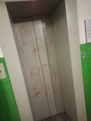 В липецкой многоэтажке лифт измазали кровью