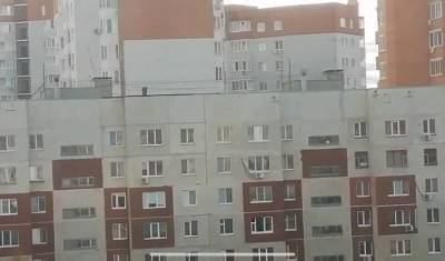 В Тюмени мужчина устроил танцпол на крыше многоэтажки
