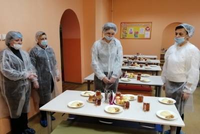 В школах Тамбова продолжается родительский контроль за организацией питания