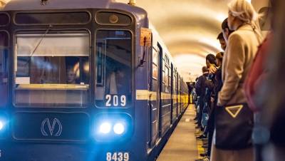 Движение на красной ветке метро Петербурга восстановили после ЧП с пассажиром