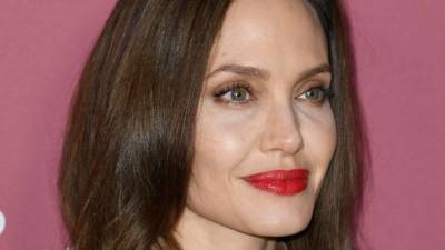Этой осенью берите пример с Анджелины Джоли и носите на губах насыщенный красный