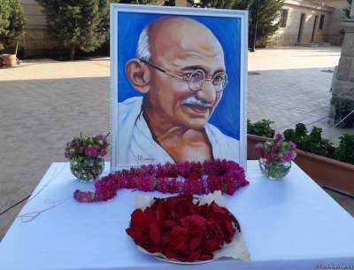 В Баку отметили 152-летие со дня рождения Махатмы Ганди (ФОТО)