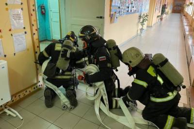 Условный пожар потушили спасатели в новомосковской школе