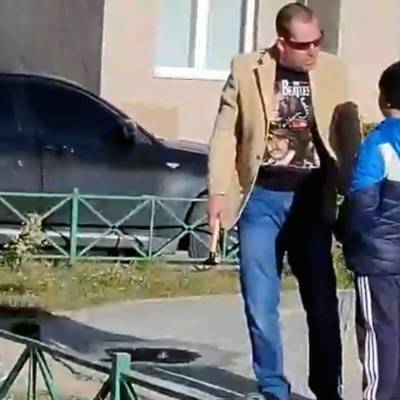 В Екатеринбурге мужчина угрожал молотком ребенку
