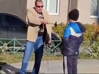 В Екатеринбурге на видео попал мужчина угрожавший молотком ребёнку