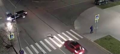 Автомобиль вылетел на тротуар в результате жесткой аварии в центре Петрозаводска (ВИДЕО)