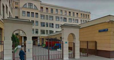 Porsche протаранил здание школы в центре Москвы