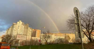 В Москве заметили осеннюю радугу