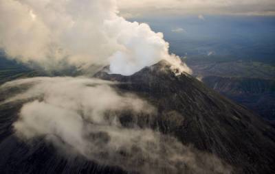 Вулкан Карымский на Камчатке выбросил пепел на высоту до 4 км