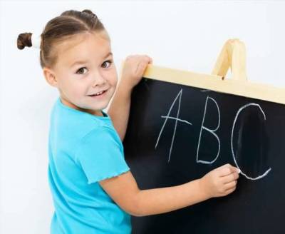 Родители назвали оптимальный возраст для начала обучения ребенка иностранному языку