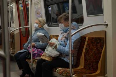 Петербуржцам пообещали штрафы за спущенную в транспорте маску