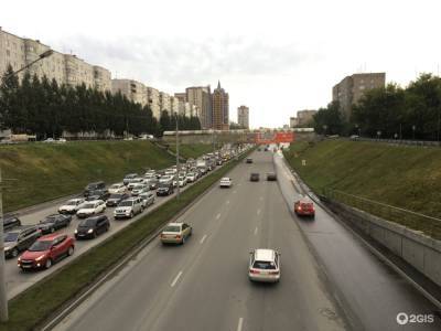 Эксперты объяснили постоянные пробки на Ипподромской магистрали в Новосибирске