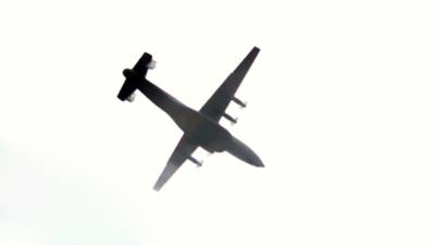 В Твери летчики выполнили тренировочные полеты на самолете Ан-22 «Антей» в сложных метеорологических условиях