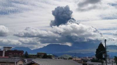 Извержение вулкана Асо на юго-западе Японии сняли на видео