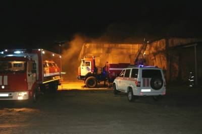 В Астраханской области более 5 часов тушили загоревшийся склад