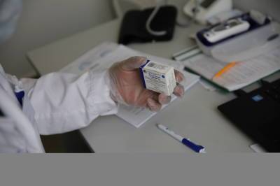 Петербуржцы разбирают талоны на вакцинацию в поликлиниках