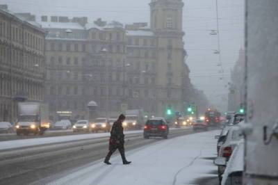 Теплый атмосферный фронт обеспечит Петербургу мокрый снег в среду