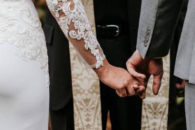 Невеста отказалась звать сестру на свадьбу из-за ее любви к поцелуям с женихом