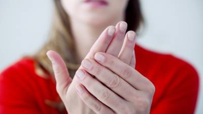 Флеболог заявил, что холодные руки могут быть симптомом серьезной болезни