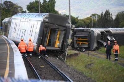 В Австралии пассажирский поезд сошел с рельсов после столкновения с брошенным автомобилем