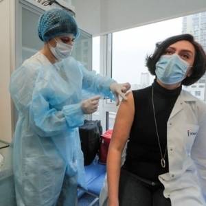 В Украине зафиксировали рекордное число прививок от коронавируса
