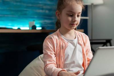 Мінцифра і Мінзмін створили уроки для школярів і онлайн-курс для батьків про приватність дітей в Інтернеті