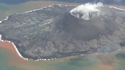 Проснувшийся вулкан Асо засыпает окрестности раскаленными осколками