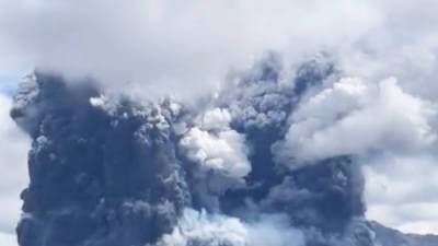 Группу туристов эвакуировали с извергающегося вулкана в Японии