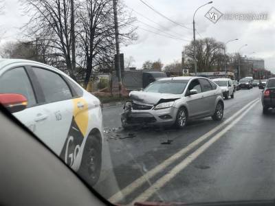 На Московском шоссе «Шевроле» столкнулся с автомобилем «Яндекс-Такси»