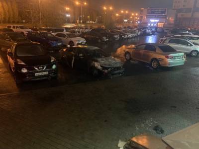 Во время пожара на Катукова пострадали три машины