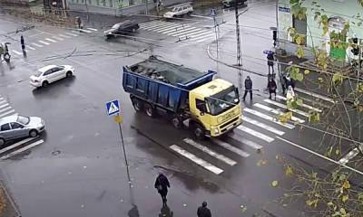 Грузовик чуть не сбил пешеходов в центре Петрозаводска