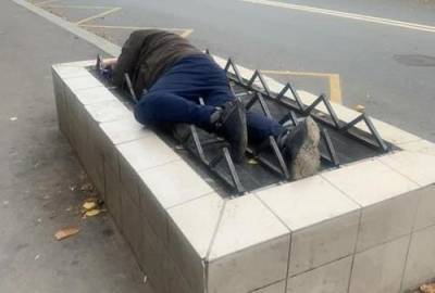 В Москве на решетки вентиляции установили шипы, но бездомные все равно на них спят - argumenti.ru - Москва - Англия - Испания