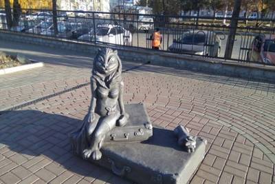 Жители российского города раскритиковали памятник кошке с декольте