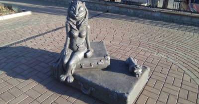 "Бабарыбакот": памятник кошке с глубоким декольте вызвал споры в Сети - ren.tv - Курган