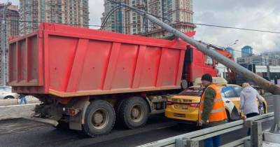 Фонарный столб упал на грузовик на Строгинском мосту в Москве