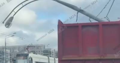 Фонарный столб упал на грузовик с водителем в Москве
